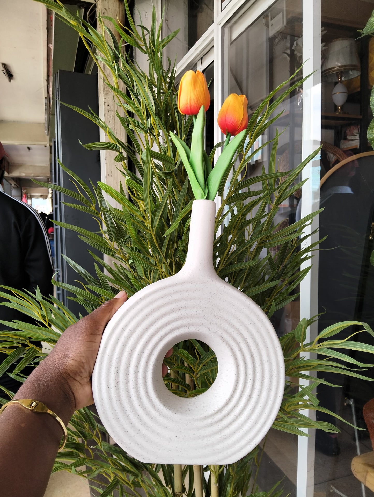 DECORATIVE MODERN ROUND ELEGANT WHITE CERAMIC VASE