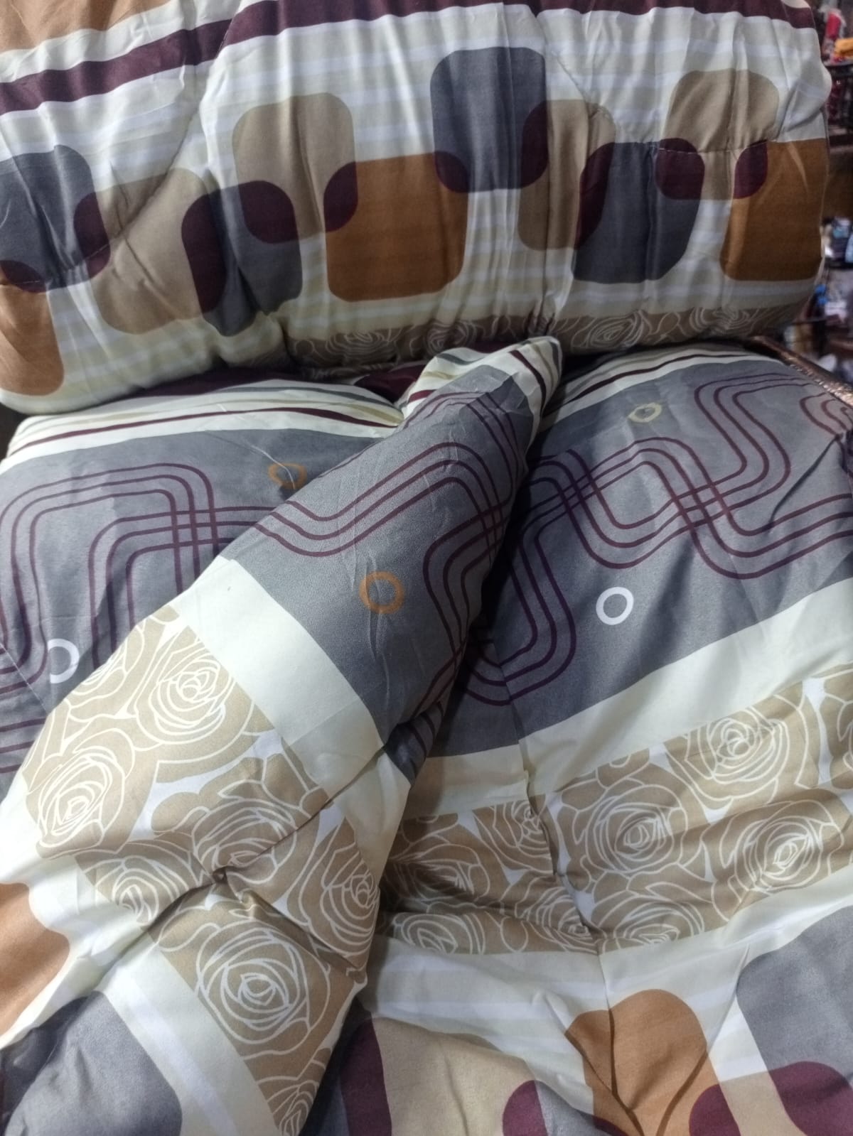 Unbinded duvet, one bedsheet and two pillowcase size 4*6