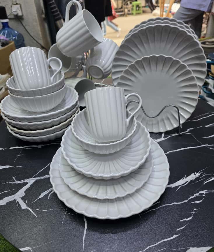 30 PCs European Scallapoed Ceramic Porcelain Dinnerware.