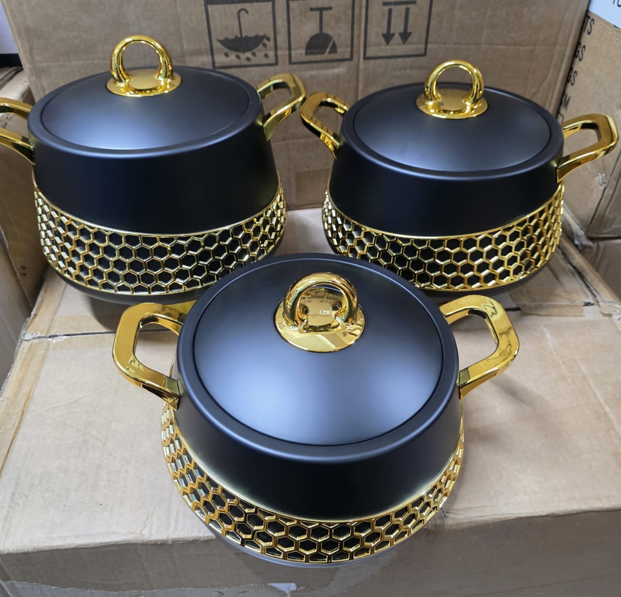 Elegant hotpot with gold details