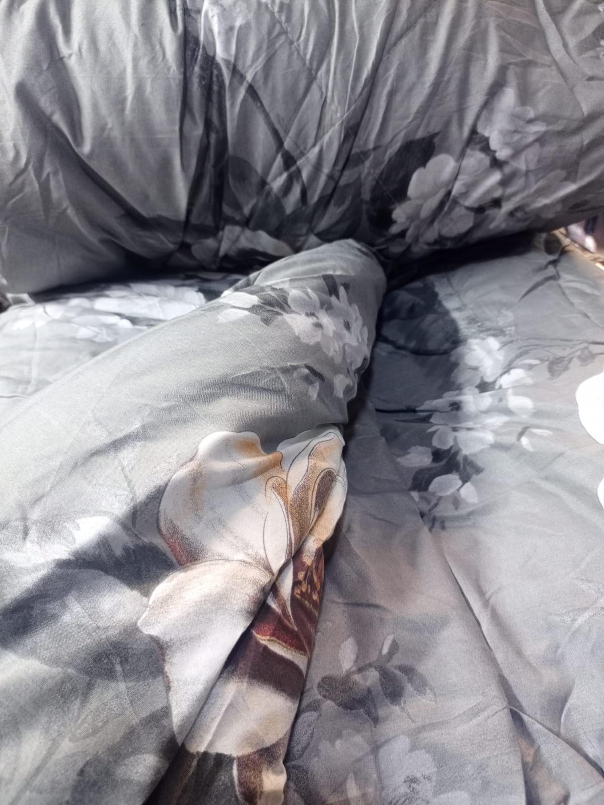 Unbinded duvet, one bedsheet and two pillowcase size 4*6