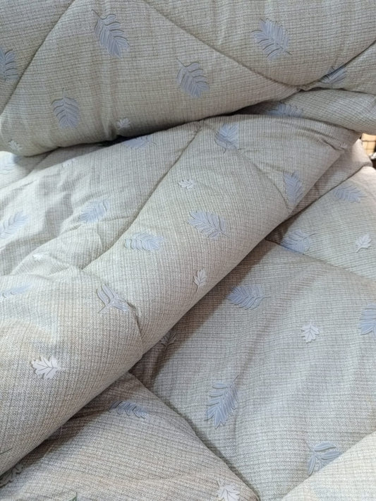 Unbinded duvet, one bedsheet and two pillowcase size 4*6