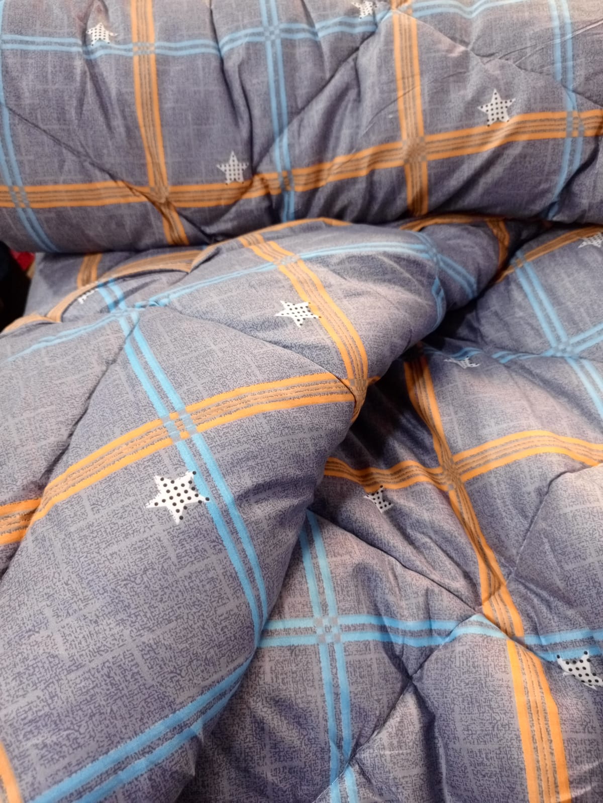 Unbinded duvet, one bedsheet and two pillowcase size 4*6