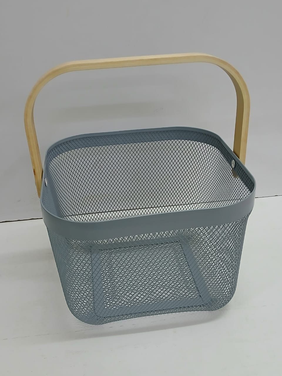 Portable fruits storage basket