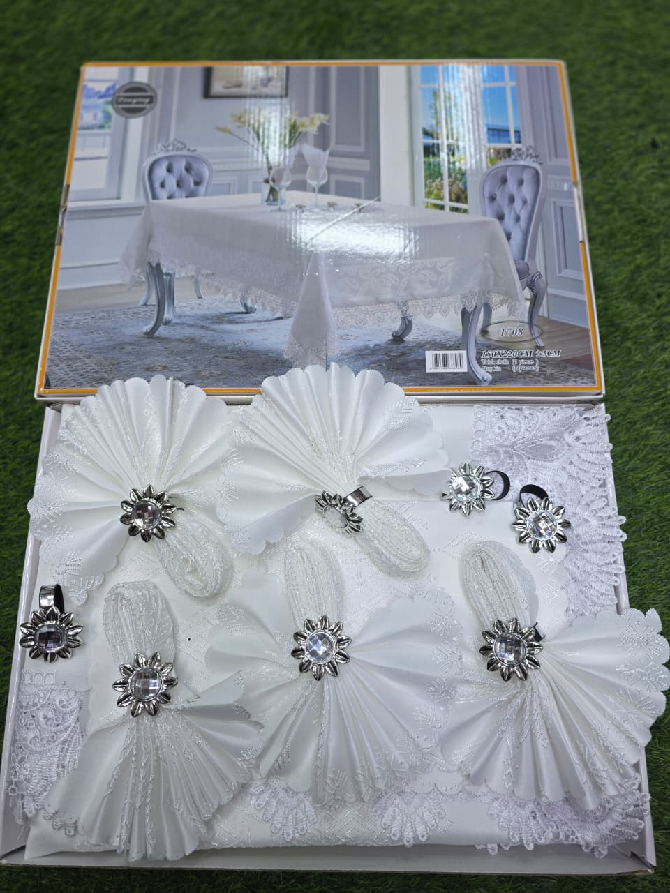 Elegant white Dinning Tablecloth covers & Napkins