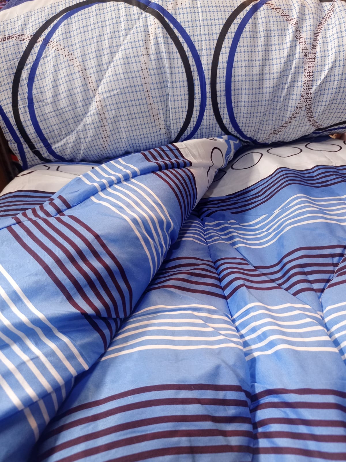 Unbinded duvet, one bedsheet and two pillowcase size 4*6